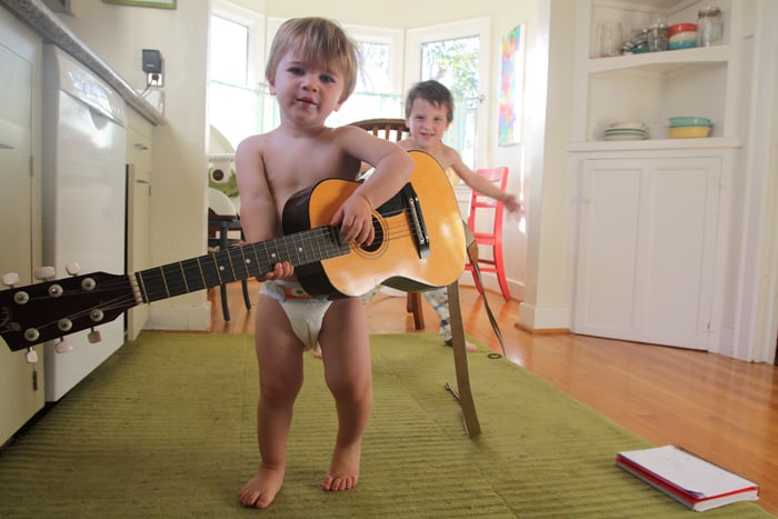nico_guitar_kitchen_ben_700