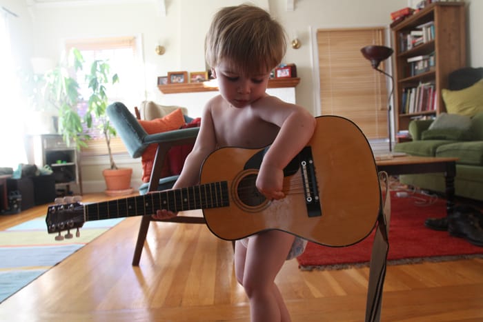 nico_guitar_looking_down_700