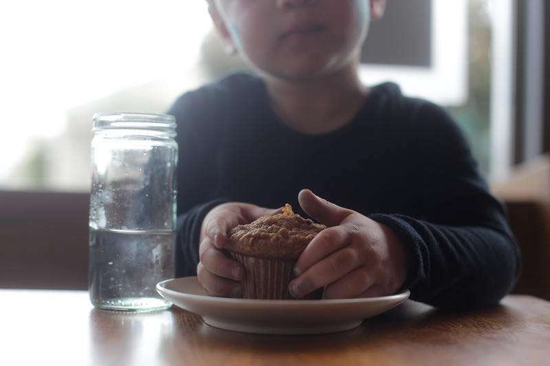 nico_hands_muffin_800