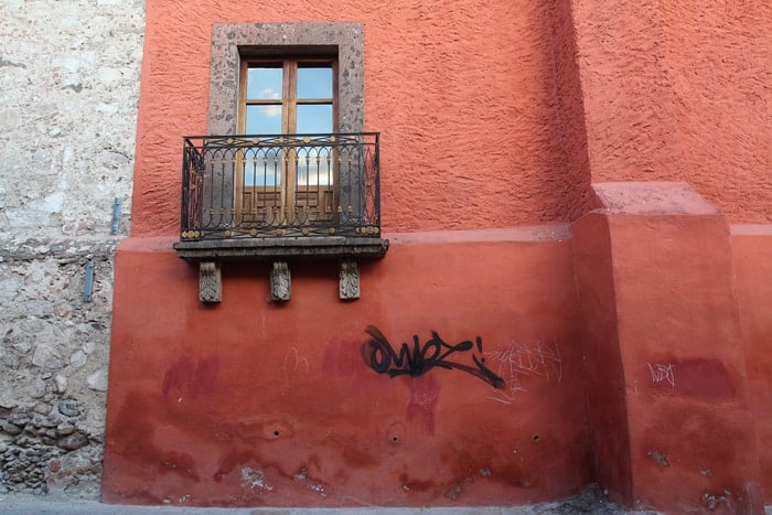 orange_wall_sky_window_700